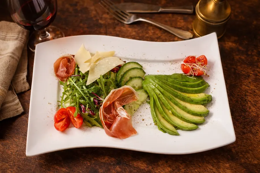 Avocadosalat mit Parmaschinken