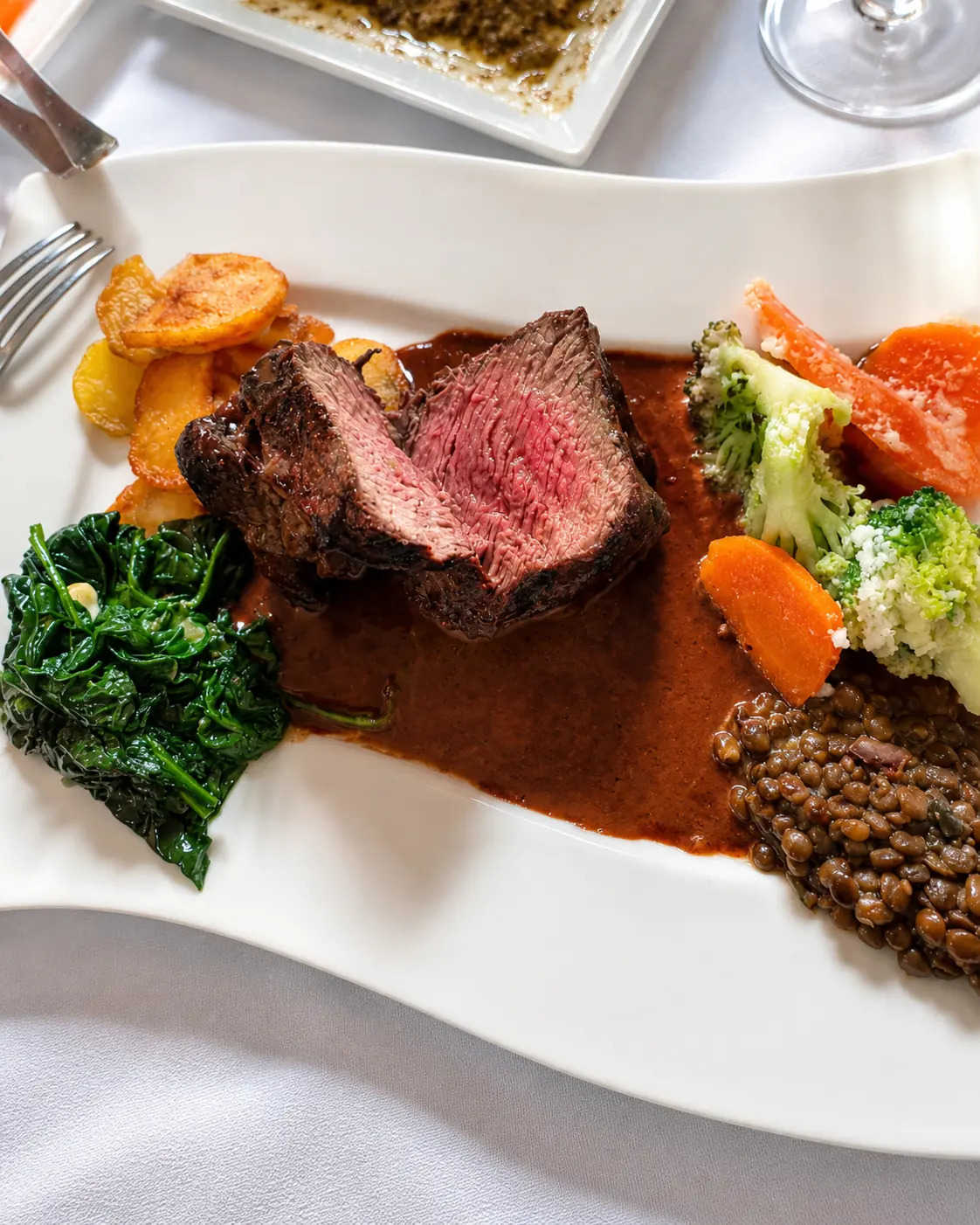 Rinderfilet mit Barolo-Soße und Gemüse