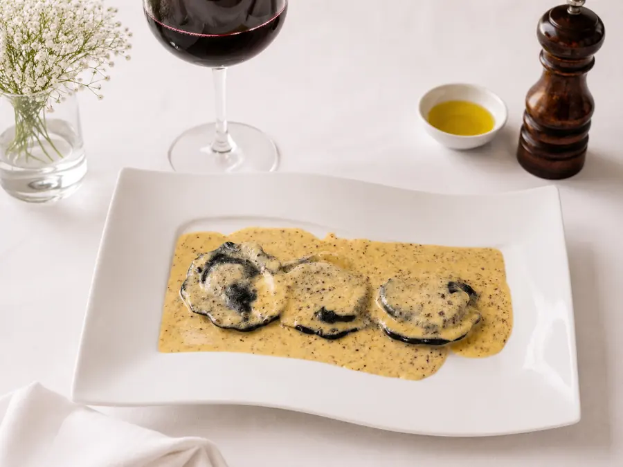 Schwarze Ravioli mit Trüffelsoße